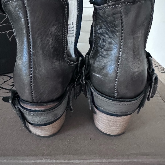 FREEBIRD BY STEVEN handmade boots, soldout
Black distressed sexy boots size 8 - Picture 7 of 16